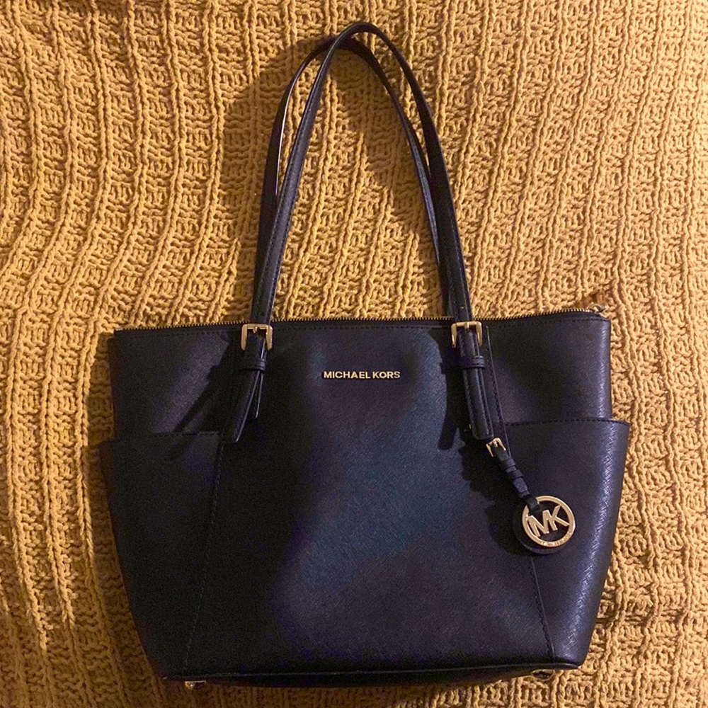 AUTHENTIC Michael Kors Charlotte Large Saffiano Leather Zip tote bag